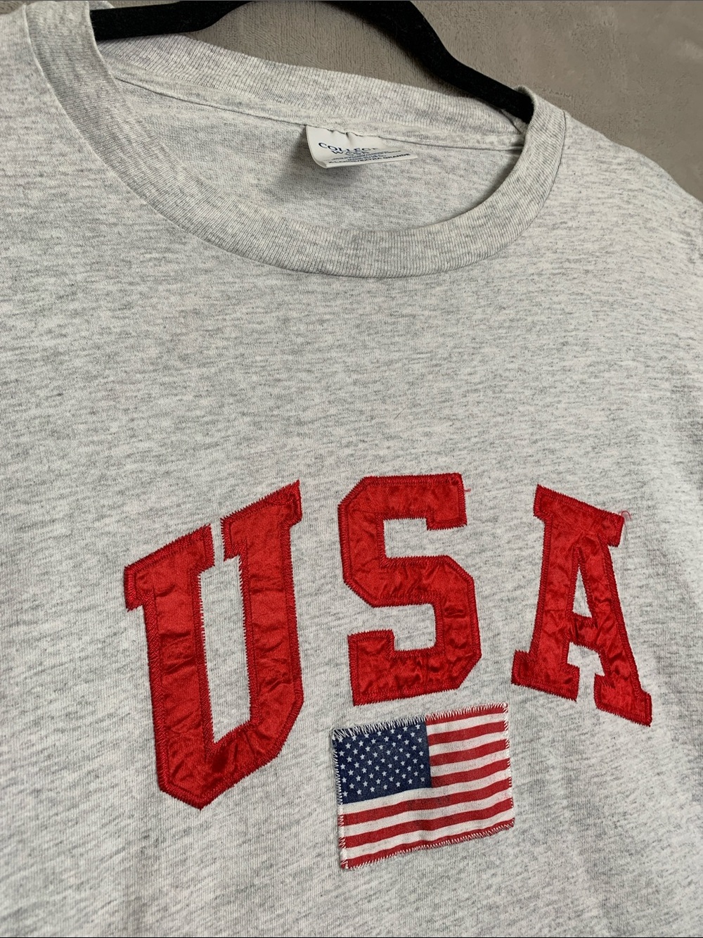 COLLEGE WEAR USA | UNISEX SHORT SLEEVE T-SHIRT | GREY RED WHITE BLUE FLAG